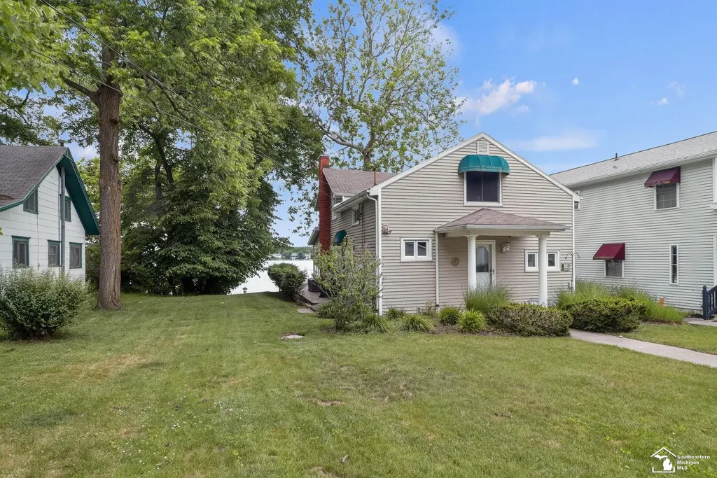 736 Lakeview Drive Columbia Township MI 49234