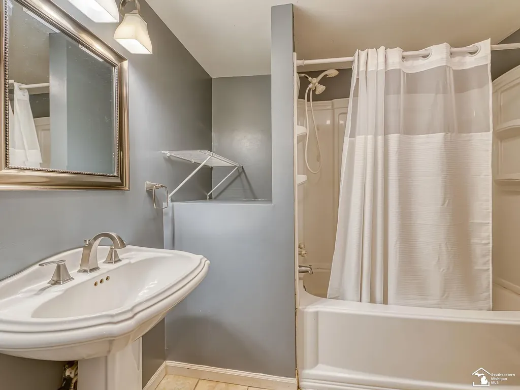 518 Comstock Street Adrian City MI 49221