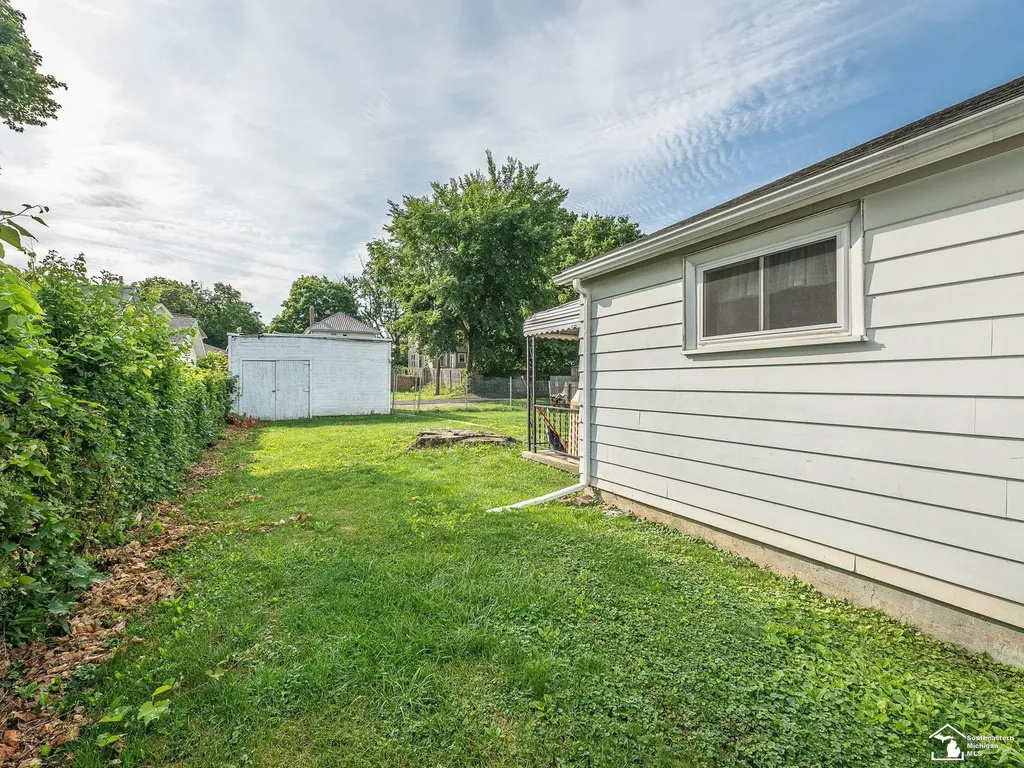 518 Comstock Street Adrian City MI 49221