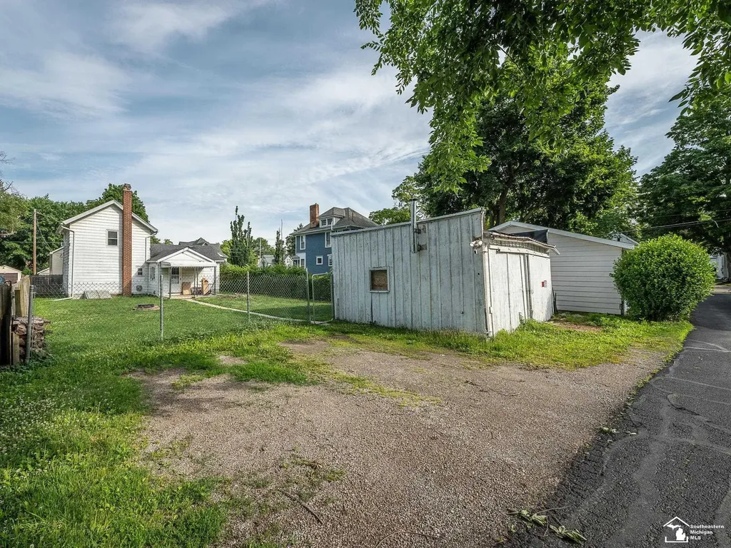 518 Comstock Street Adrian City MI 49221