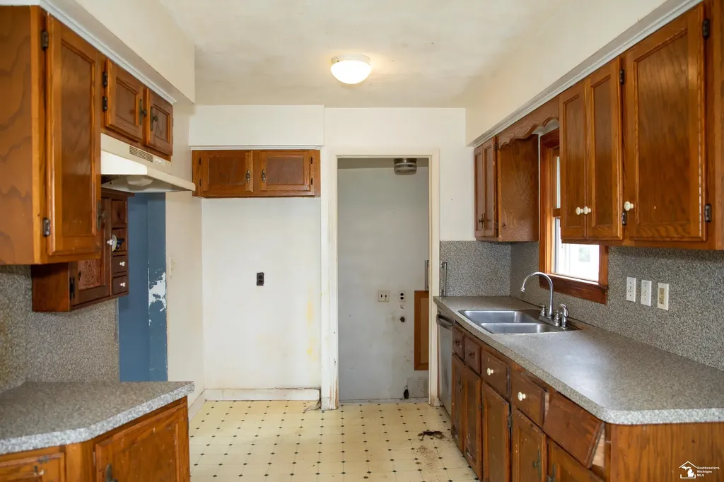 735 Detroit Avenue Lincoln Park City MI 48146
