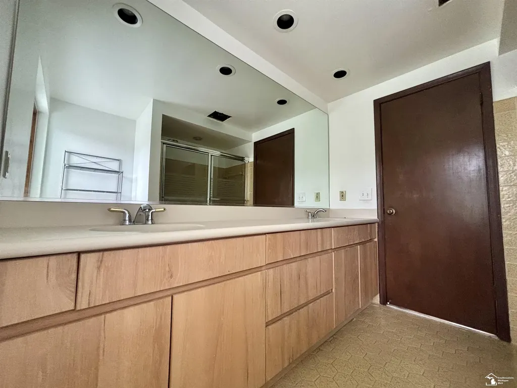 31180 N Park Drive Farmington Hills City MI 48331