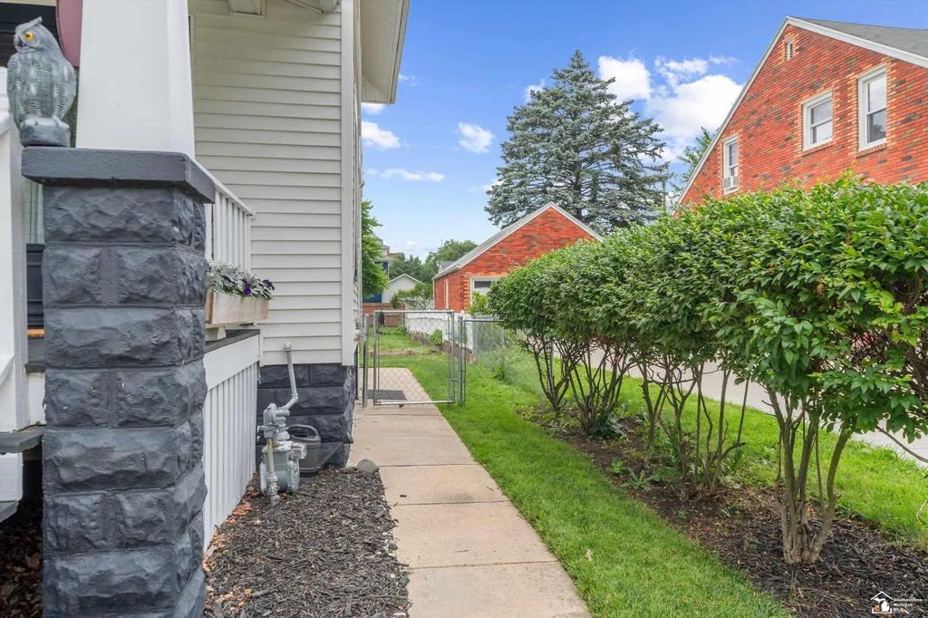 221 Borgess Avenue Monroe City MI 48162