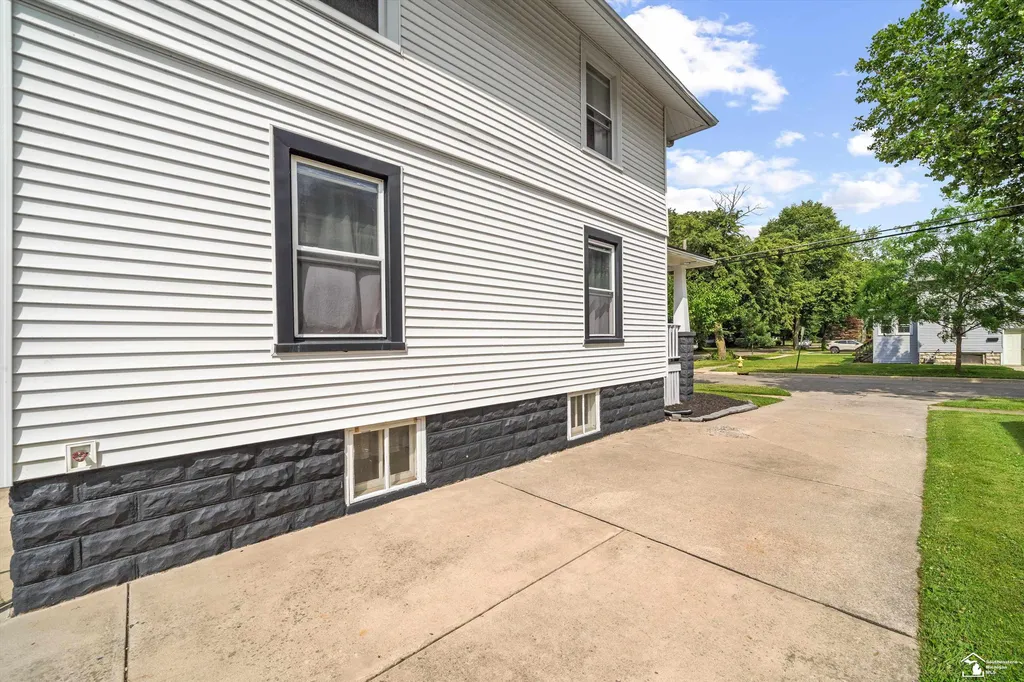 221 Borgess Avenue Monroe City MI 48162