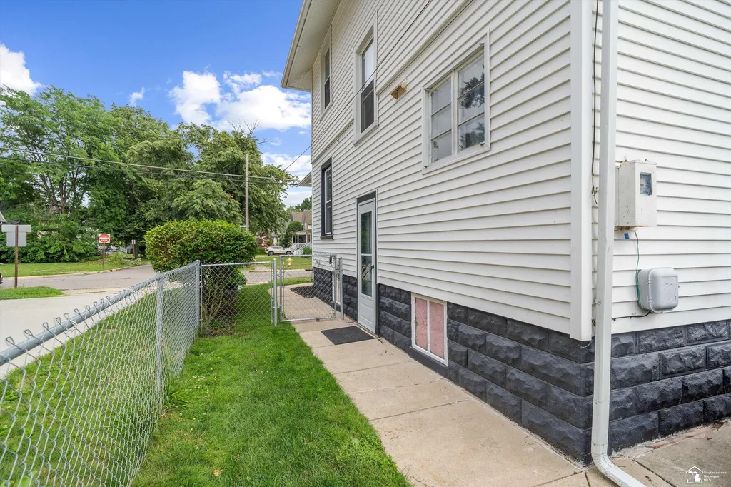 221 Borgess Avenue Monroe City MI 48162