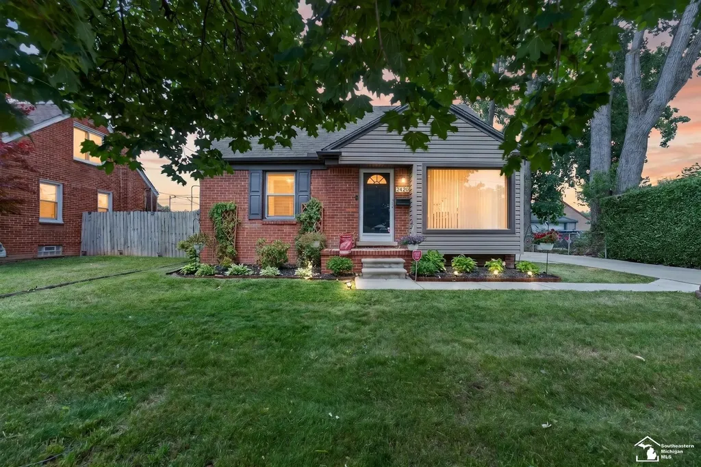 2420 Applewood Avenue Lincoln Park City MI 48146