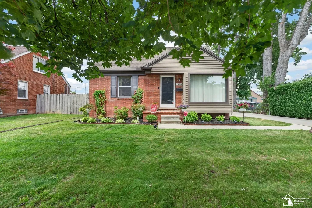 2420 Applewood Avenue Lincoln Park City MI 48146