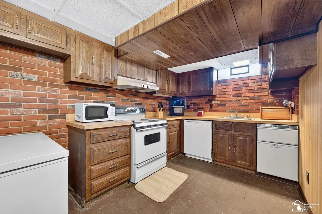 2420 Applewood Avenue Lincoln Park City MI 48146