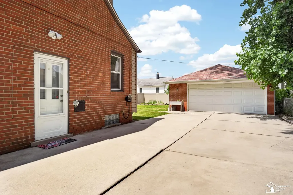2420 Applewood Avenue Lincoln Park City MI 48146
