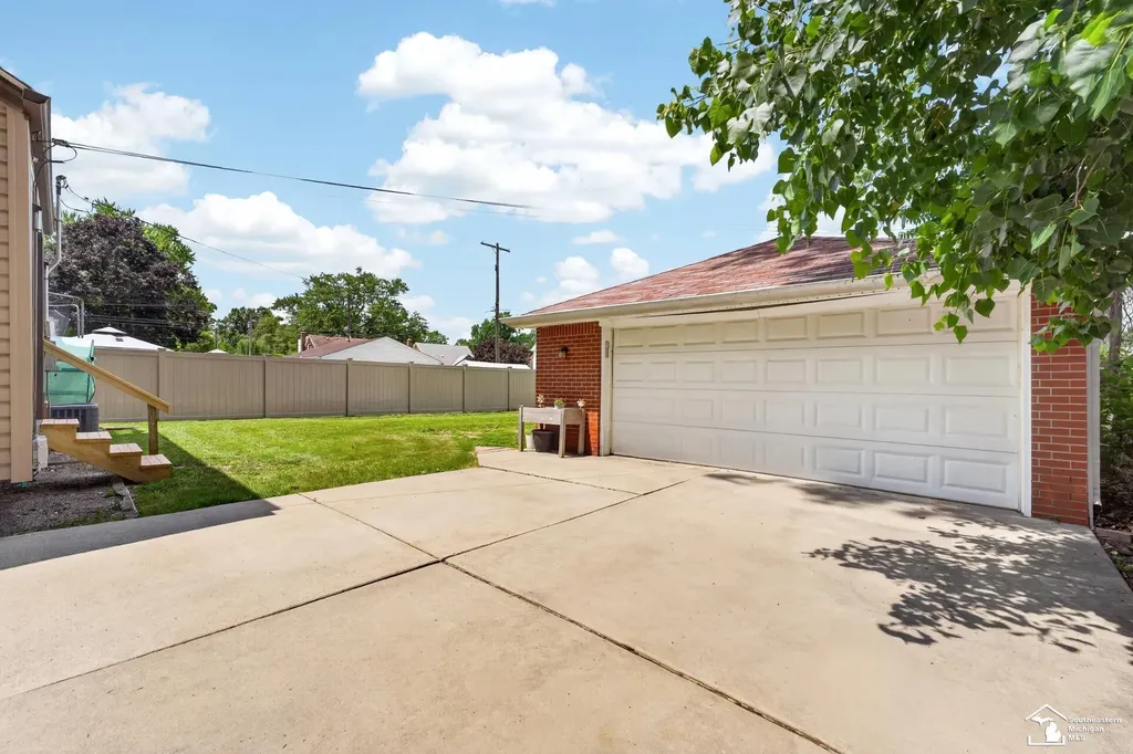 2420 Applewood Avenue Lincoln Park City MI 48146