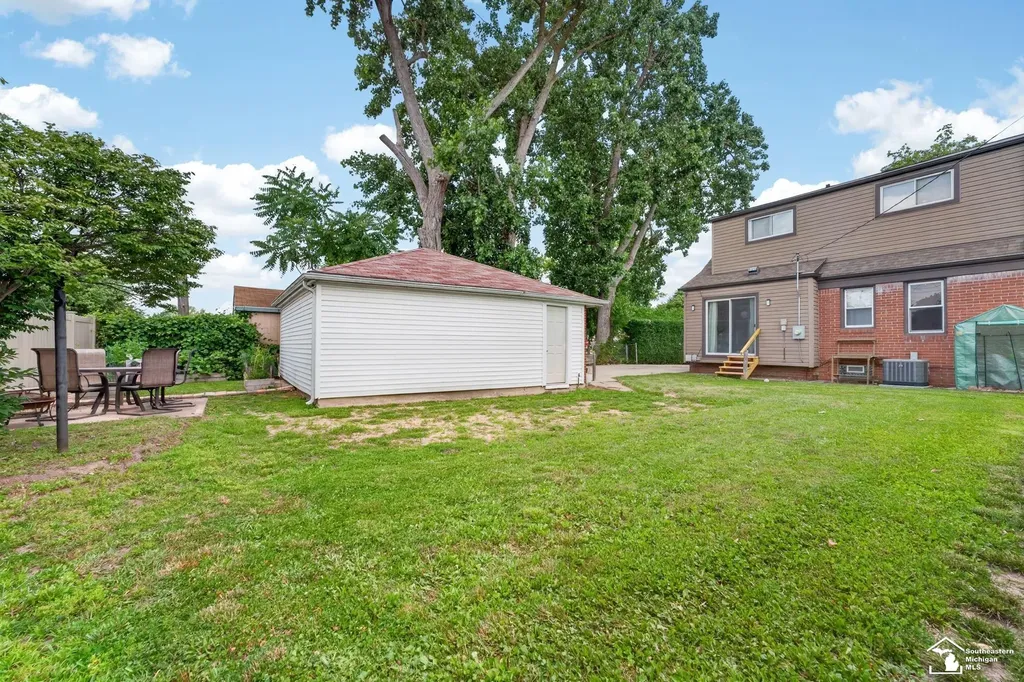 2420 Applewood Avenue Lincoln Park City MI 48146