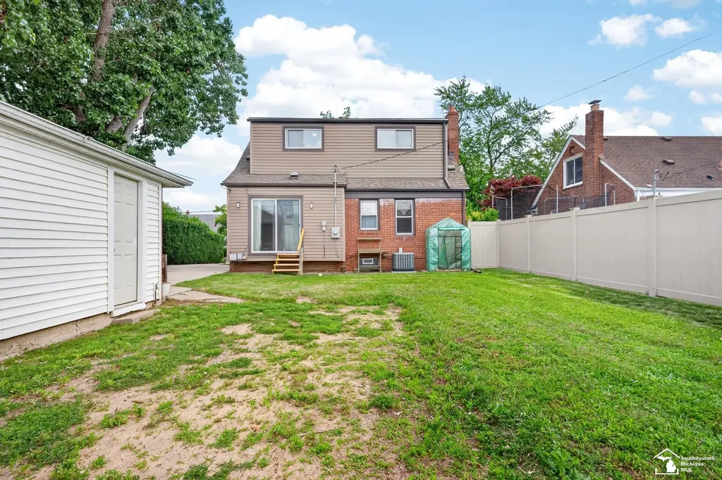 2420 Applewood Avenue Lincoln Park City MI 48146