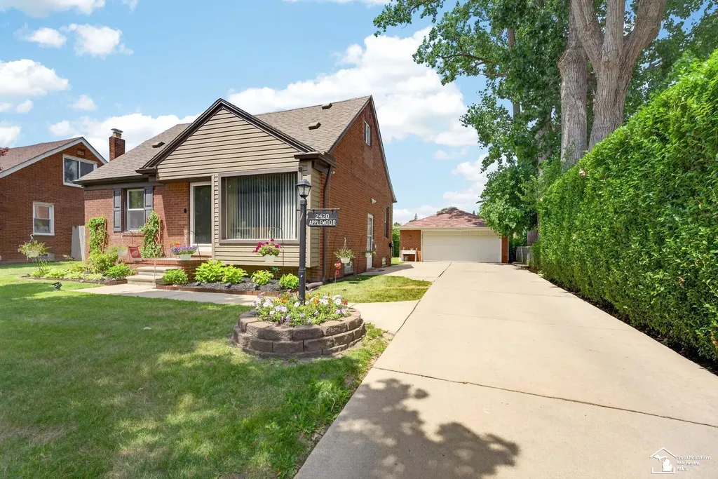 2420 Applewood Avenue Lincoln Park City MI 48146