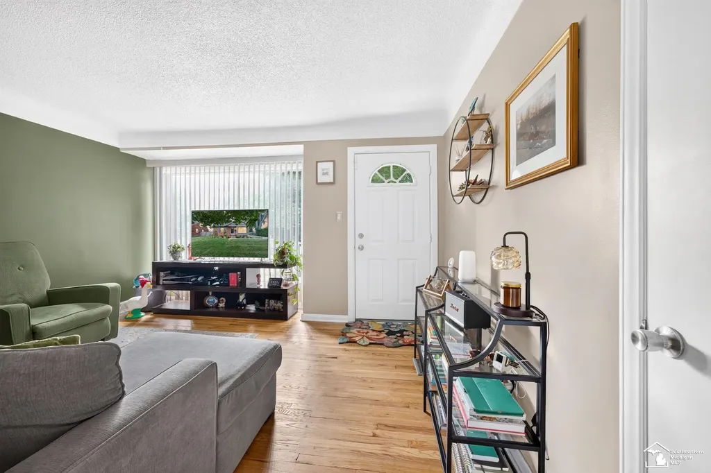 2420 Applewood Avenue Lincoln Park City MI 48146