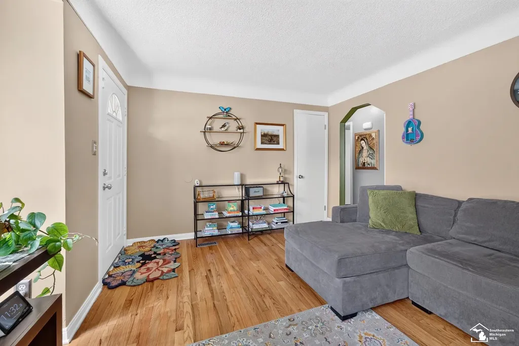 2420 Applewood Avenue Lincoln Park City MI 48146