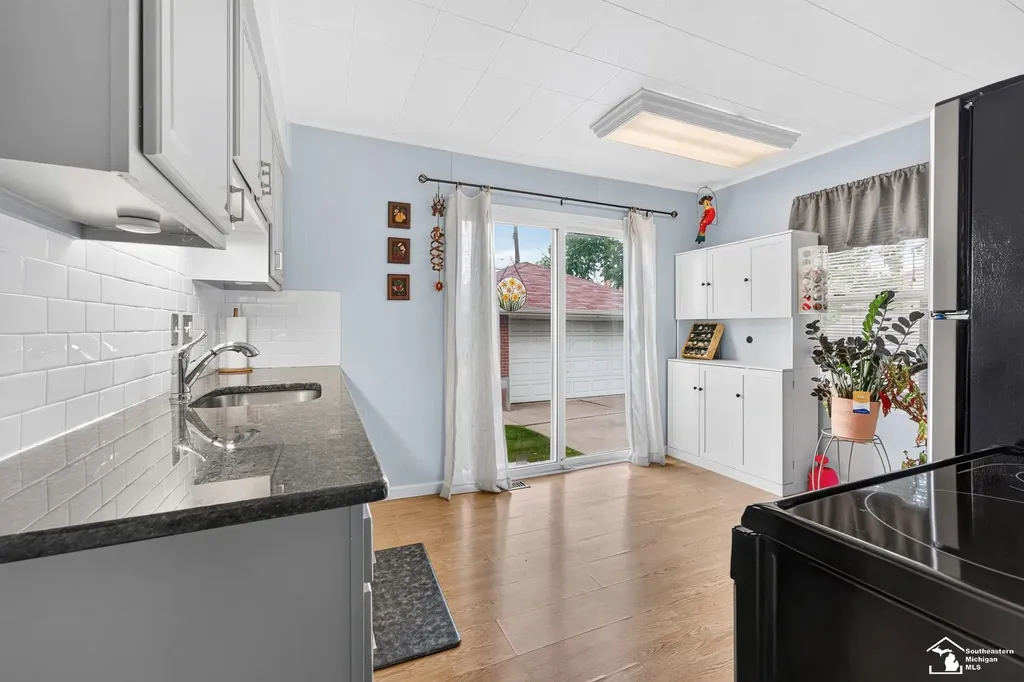 2420 Applewood Avenue Lincoln Park City MI 48146