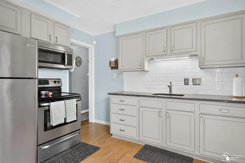2420 Applewood Avenue Lincoln Park City MI 48146