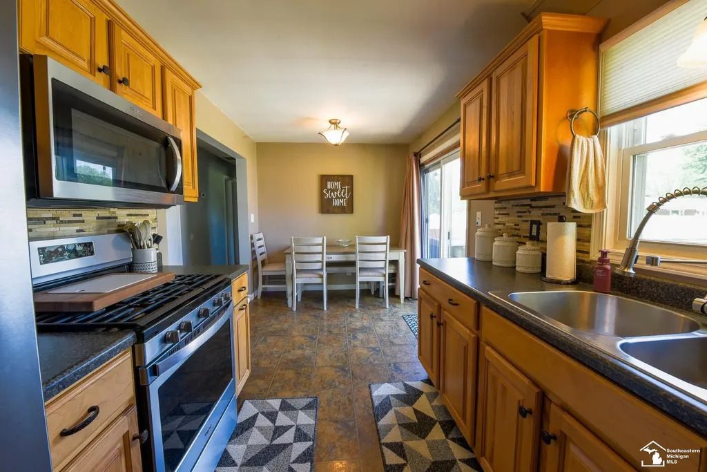 11087 U S Turnpike Road South Rockwood Village MI 48179