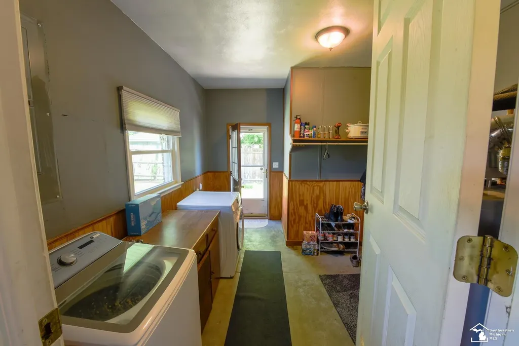 11087 U S Turnpike Road South Rockwood Village MI 48179
