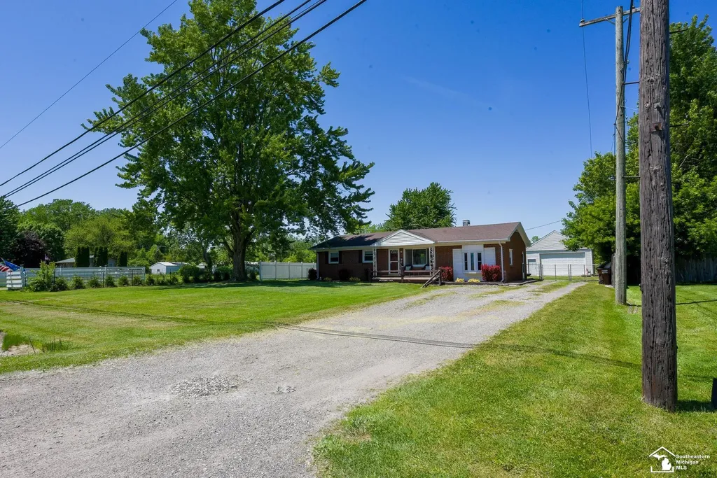11087 U S Turnpike Road South Rockwood Village MI 48179
