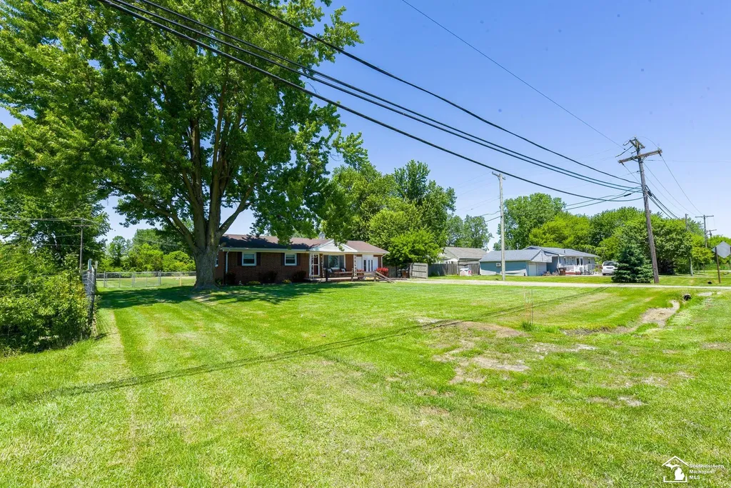 11087 U S Turnpike Road South Rockwood Village MI 48179