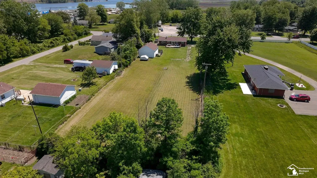 11087 U S Turnpike Road South Rockwood Village MI 48179