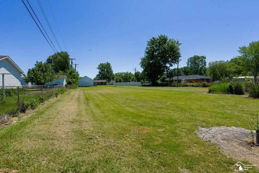 11087 U S Turnpike Road South Rockwood Village MI 48179