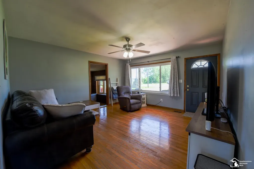 11087 U S Turnpike Road South Rockwood Village MI 48179