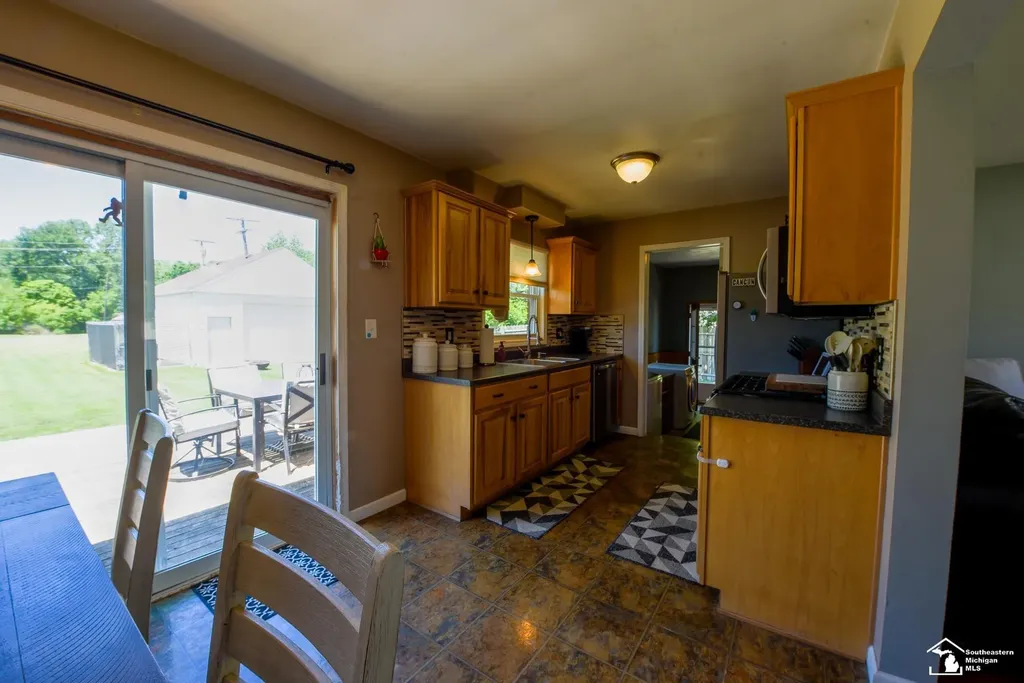 11087 U S Turnpike Road South Rockwood Village MI 48179