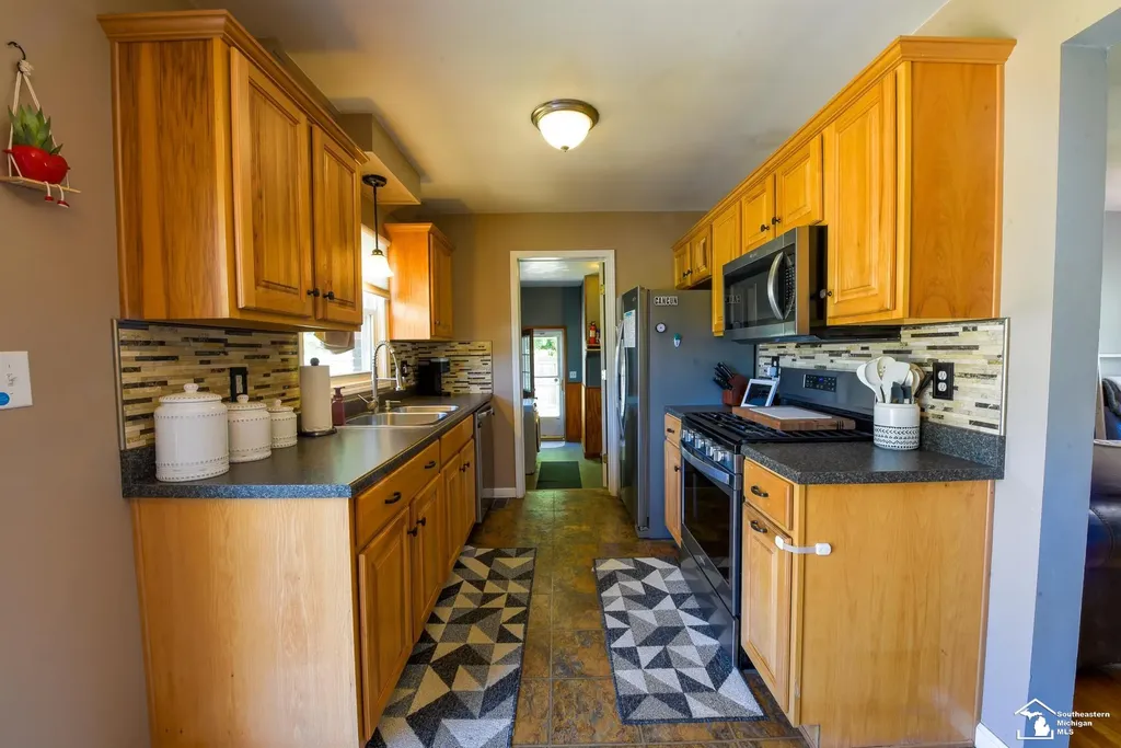 11087 U S Turnpike Road South Rockwood Village MI 48179