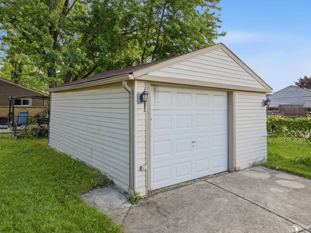 26427 Beaconsfield Avenue Roseville City MI 48066