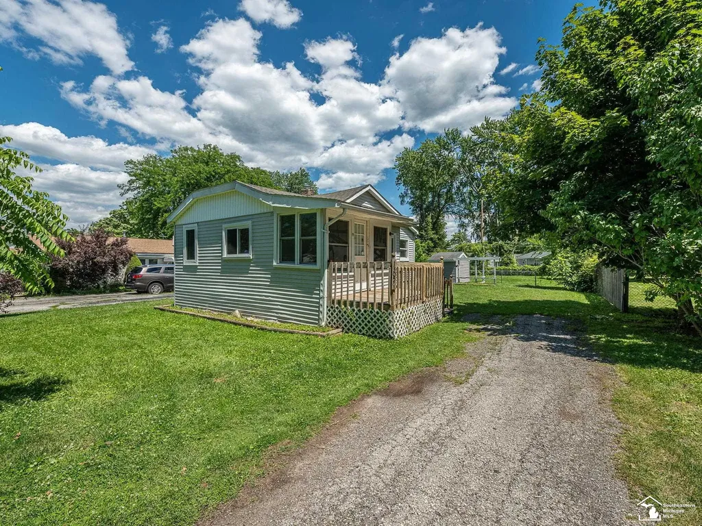 13054 Race Street South Rockwood Village MI 48179