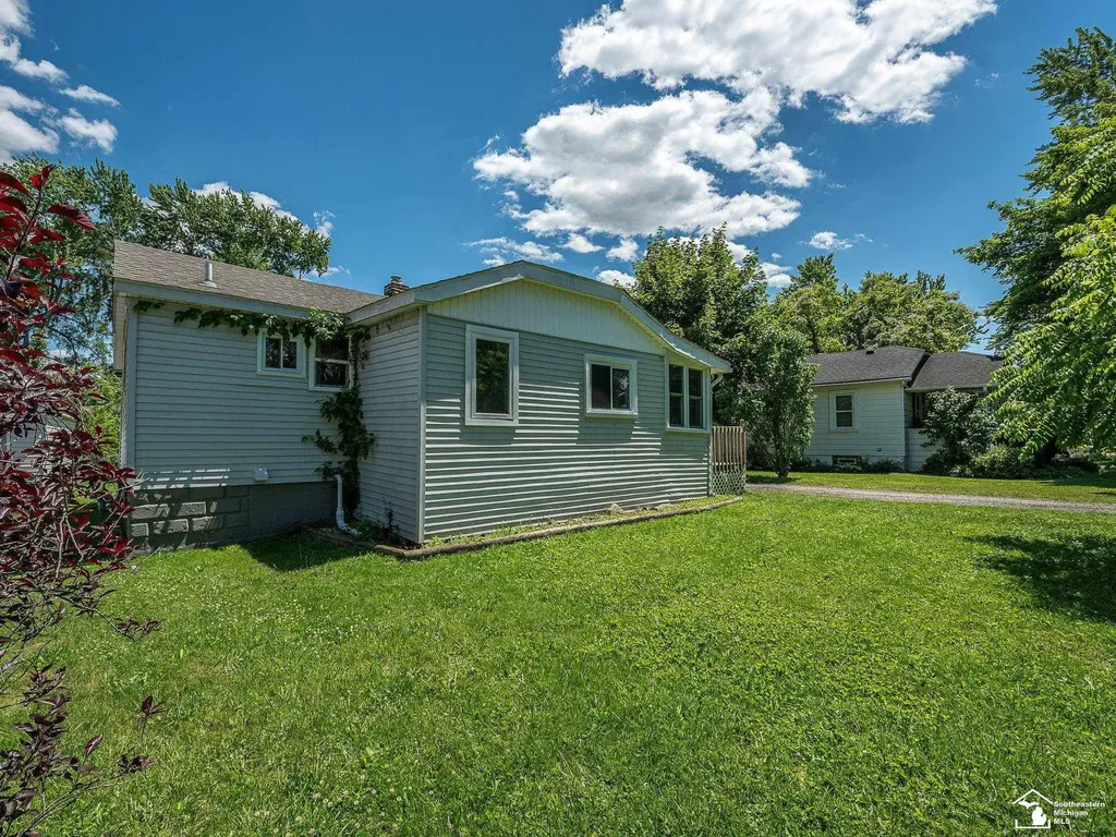 13054 Race Street South Rockwood Village MI 48179