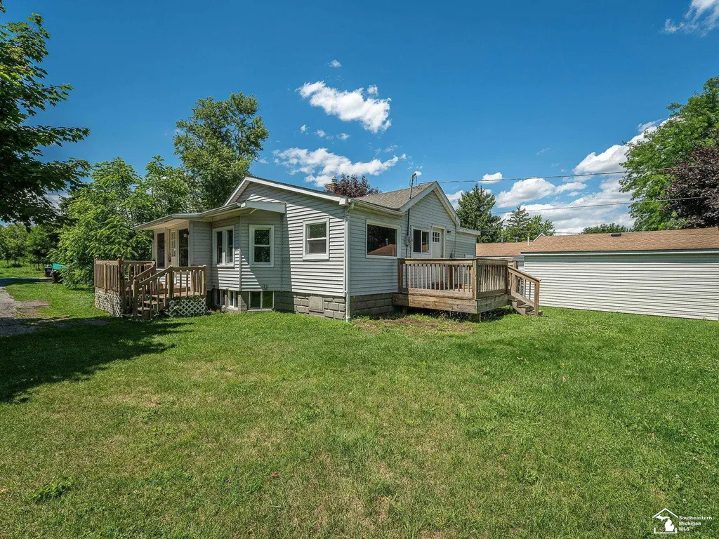 13054 Race Street South Rockwood Village MI 48179