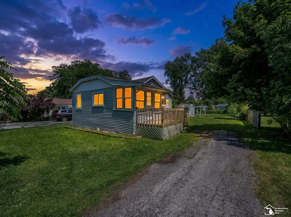 13054 Race Street South Rockwood Village MI 48179