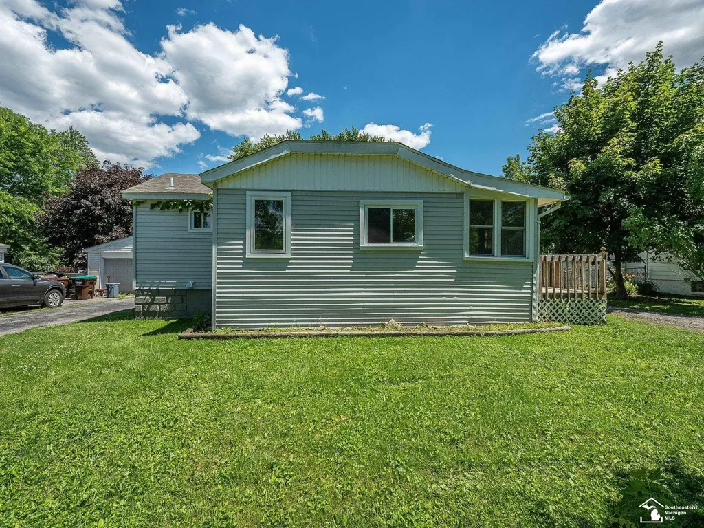 13054 Race Street South Rockwood Village MI 48179