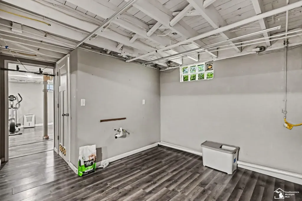 1805 W Saginaw Street Lansing City MI 48915