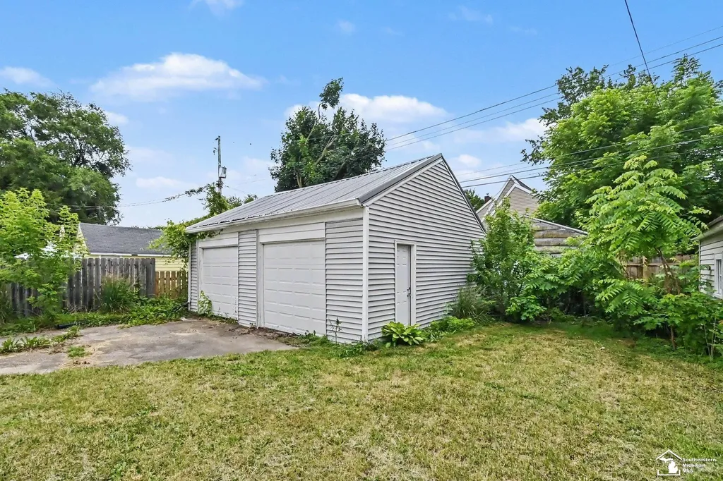 1805 W Saginaw Street Lansing City MI 48915