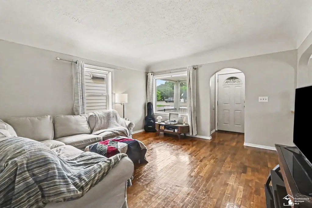 1805 W Saginaw Street Lansing City MI 48915