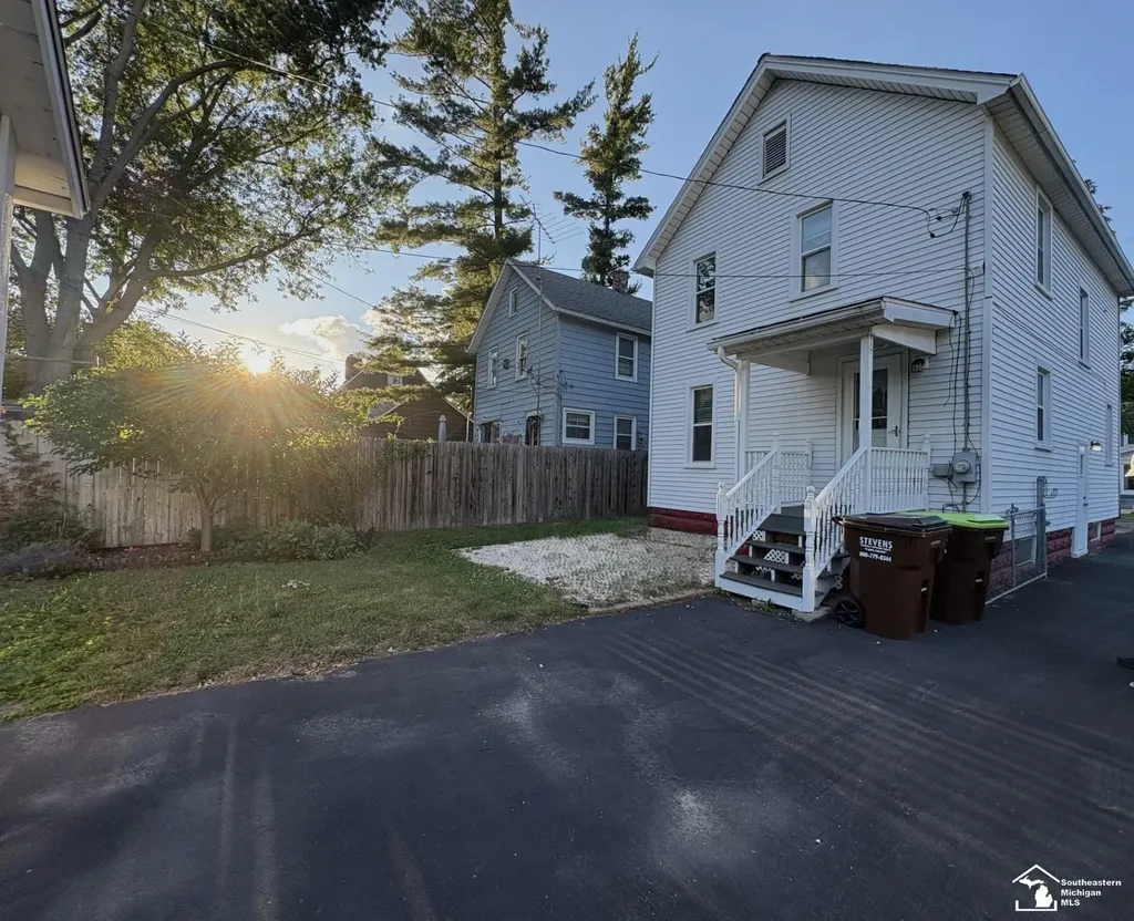 220 E Lorian Street Monroe City MI 48162