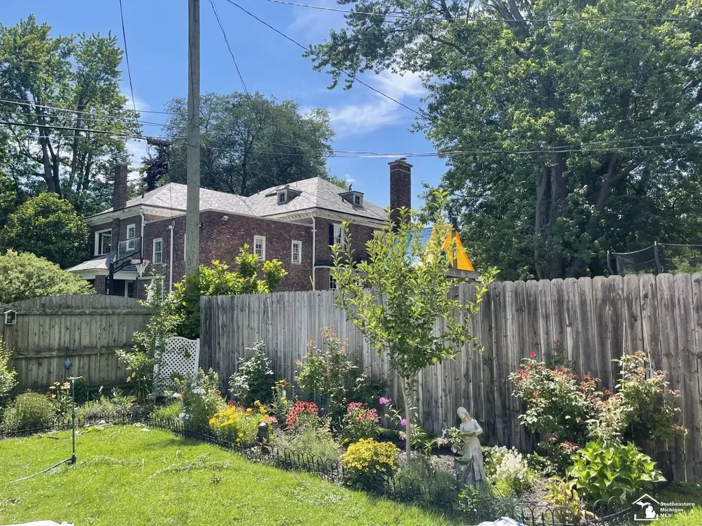 220 E Lorian Street Monroe City MI 48162