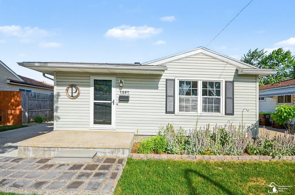 1257 Maple Avenue Monroe City MI 48162