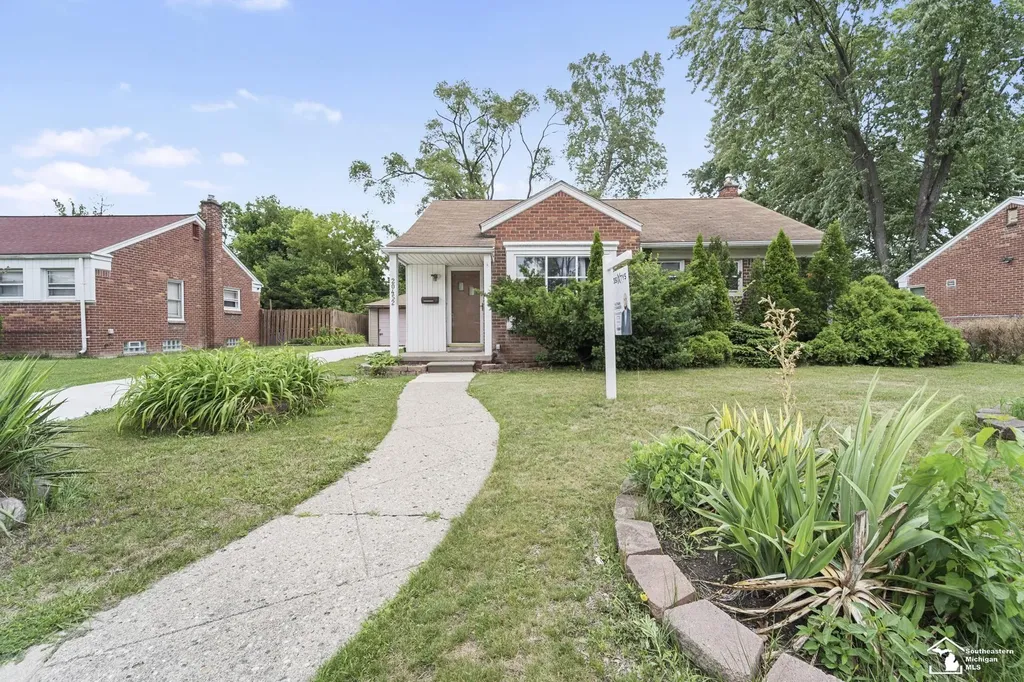 20452 Glenmore Street Redford Charter Township MI 48240