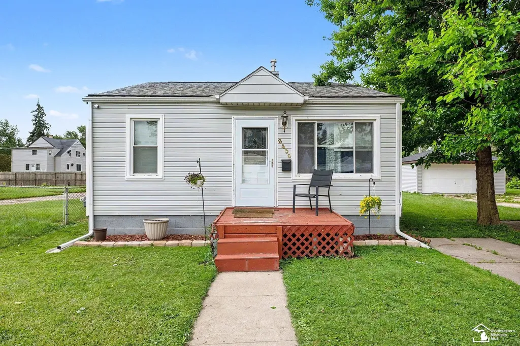 8436 Prospect Avenue Warren City MI 48089