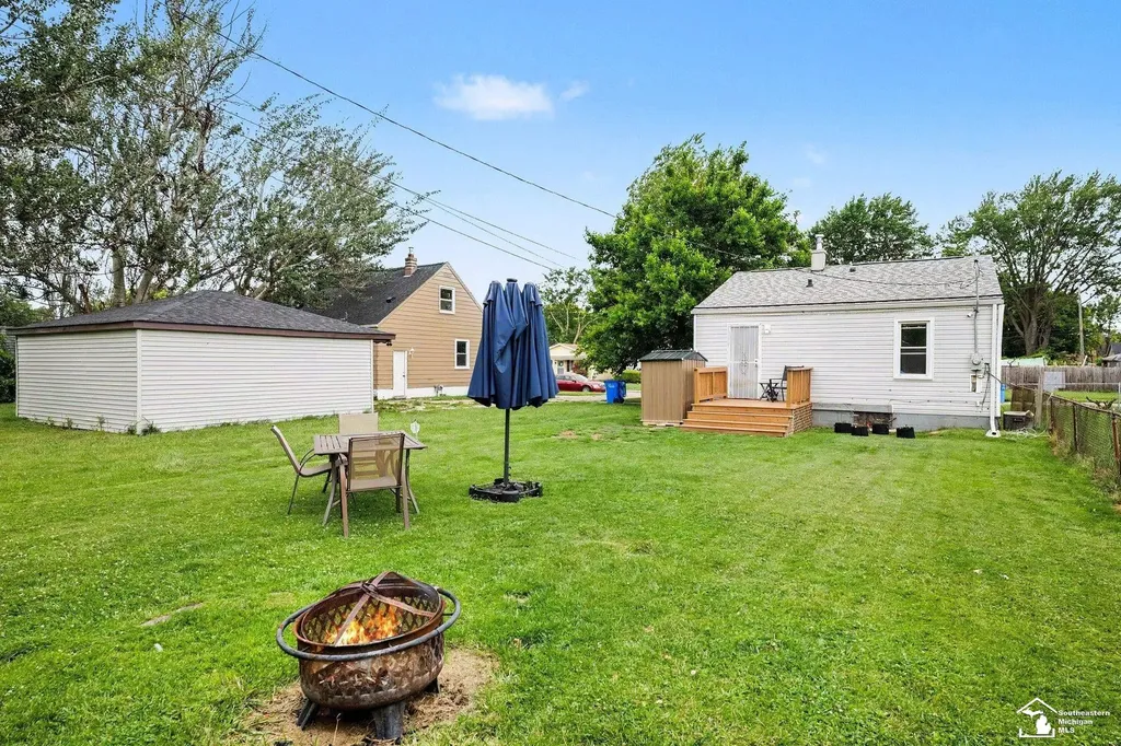 8436 Prospect Avenue Warren City MI 48089