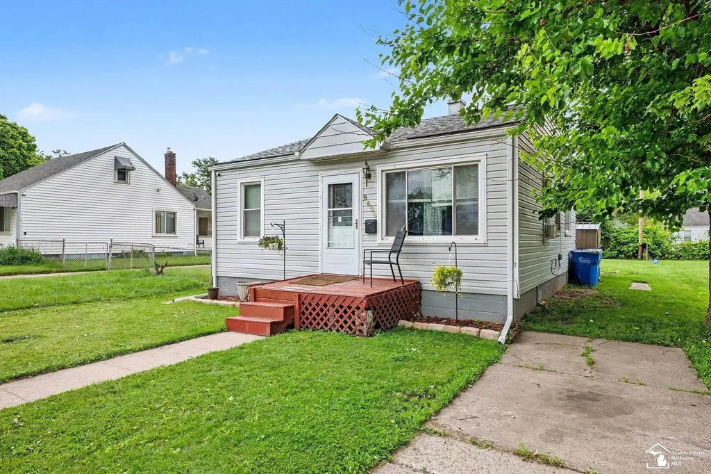 8436 Prospect Avenue Warren City MI 48089