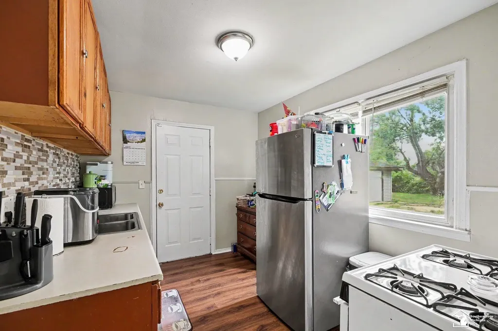 8436 Prospect Avenue Warren City MI 48089