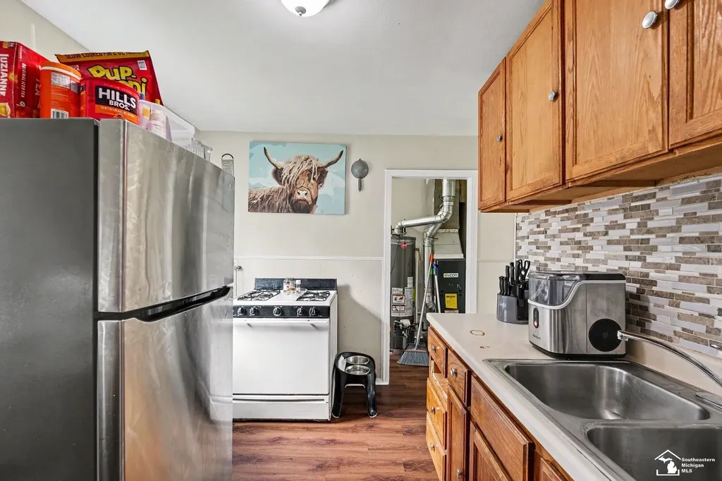 8436 Prospect Avenue Warren City MI 48089
