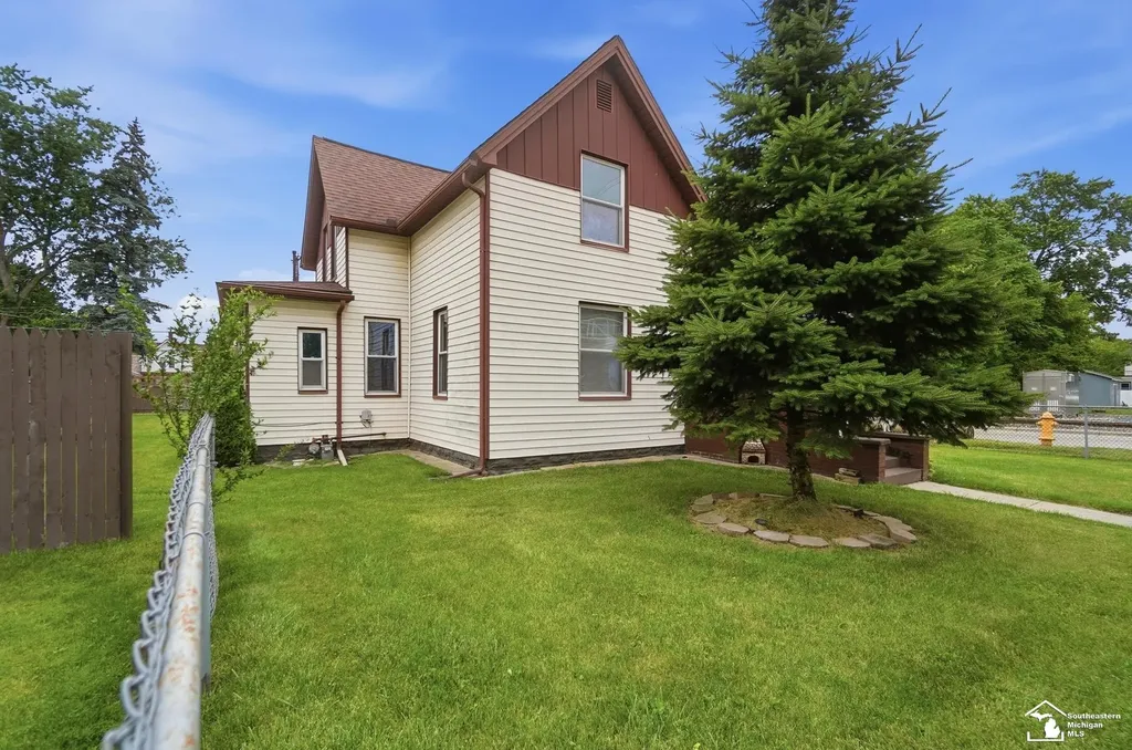 943 E 4th Street Monroe City MI 48161