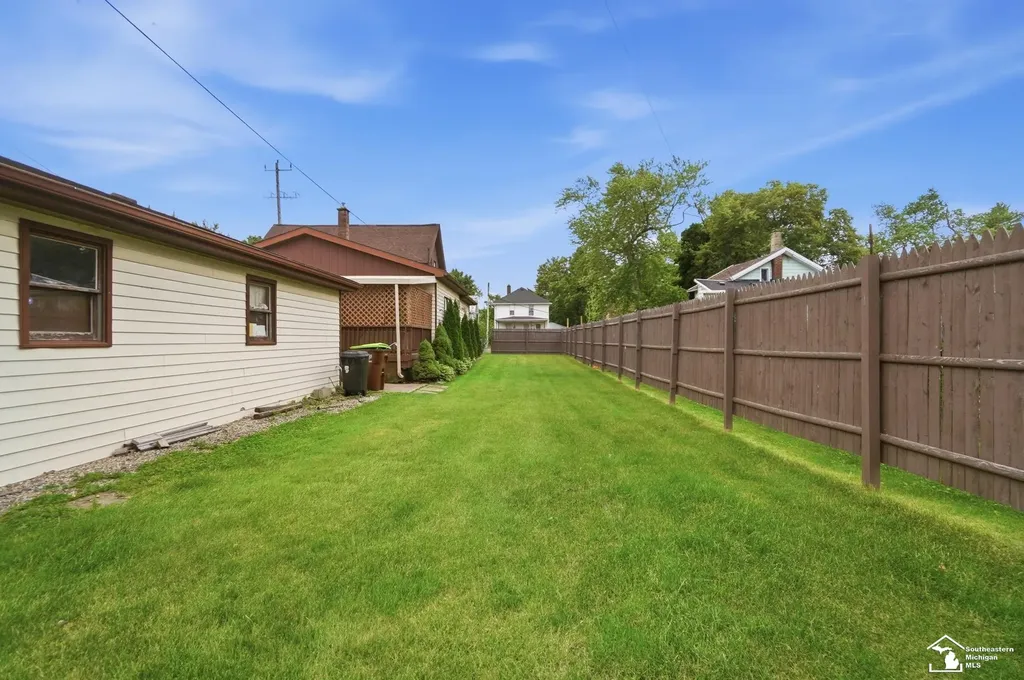 943 E 4th Street Monroe City MI 48161